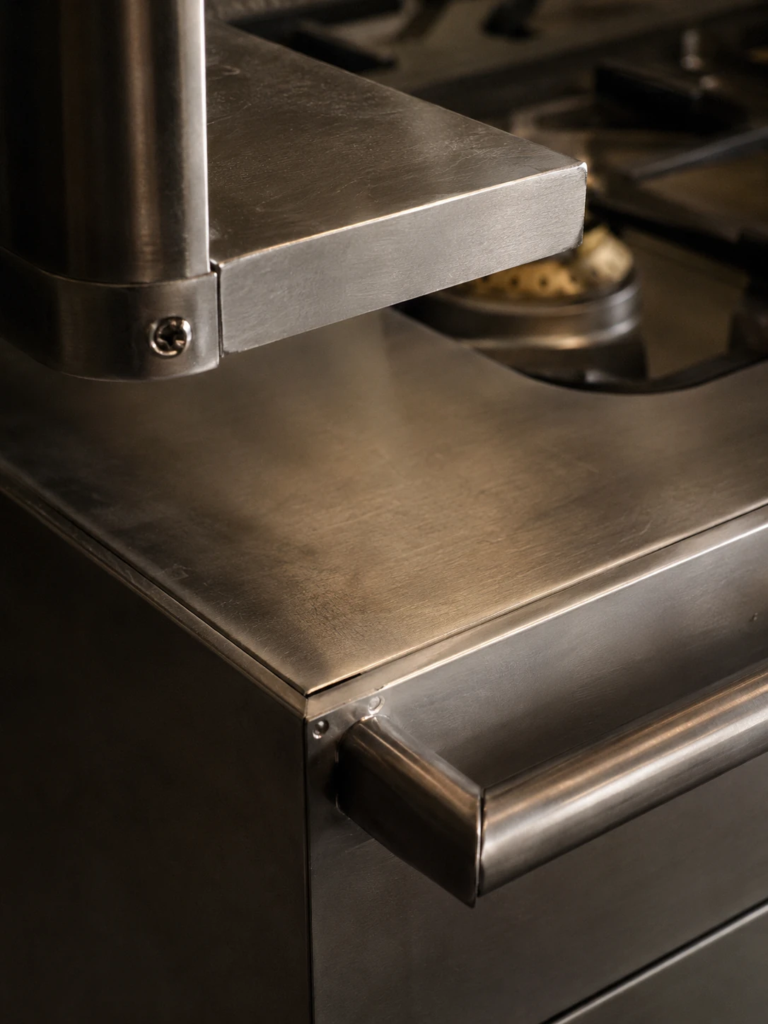 Dettaglio evocativo di cucina professionale food retail